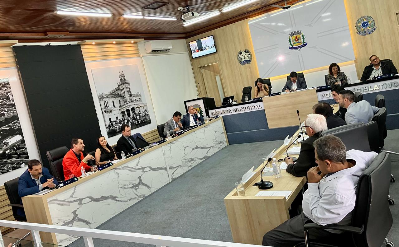 Vereadores realizam última reunião do mês